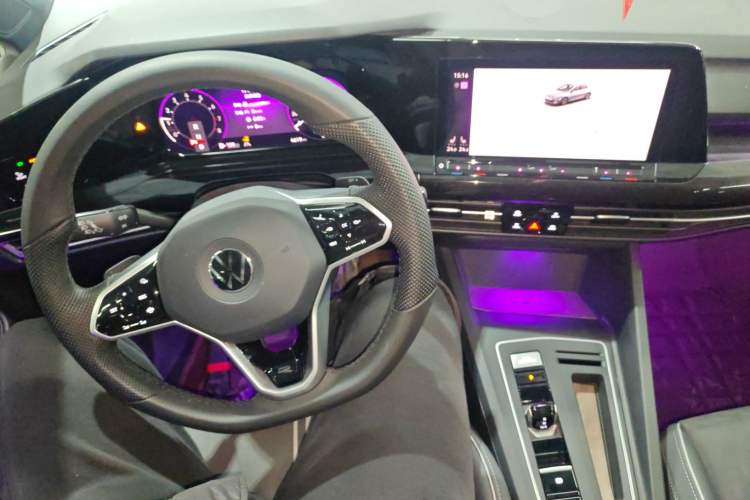 Used Volkswagen Golf 2023 Facelift 280TSI DSG R-Line Lite Center Console