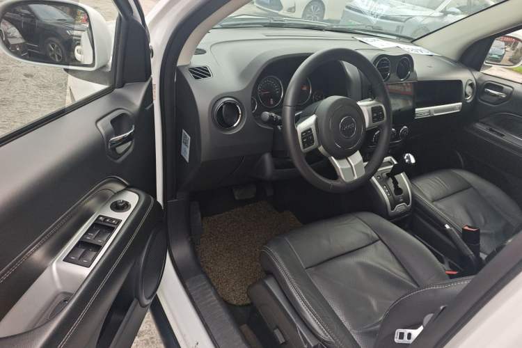 Used Jeep Compass 2015 2.0L Two-Wheel Drive Luxury Edition
