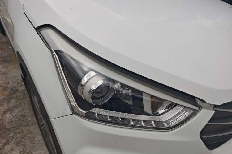 Used Hyundai ix25 2015 1.6L Automatic Two-Wheel-Drive Deluxe DLX Model Right Front Headlight