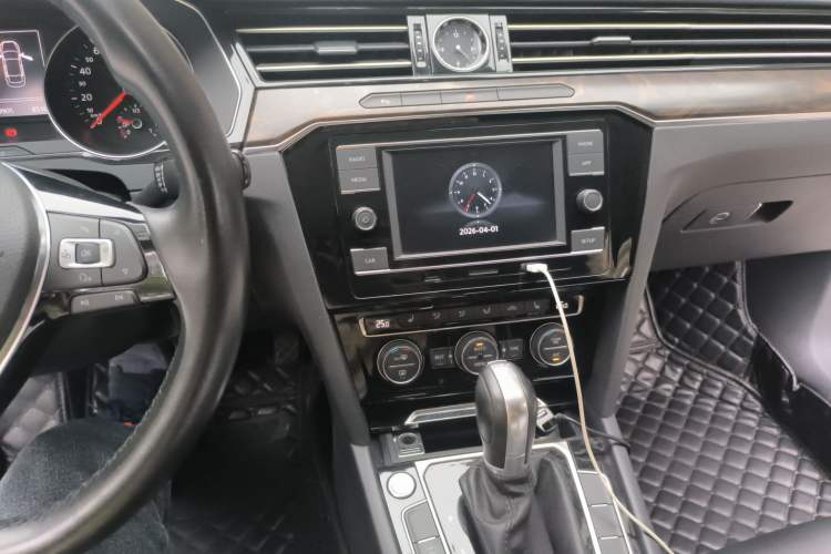 Used Volkswagen Magotan 2018 Facelift 330TSI DSG Luxury Model Audio And AC Panel