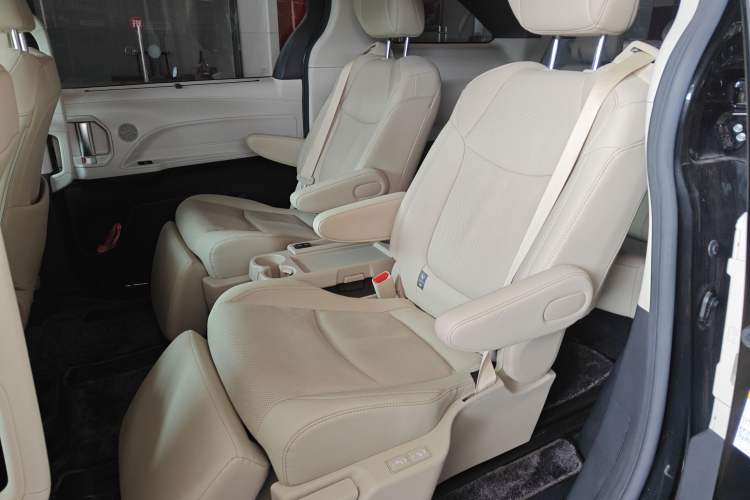 Used Toyota Sienna 2021 2.5L Hybrid Ultimate Edition
