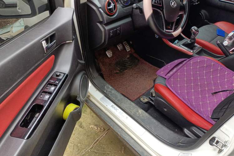 Used BAIC Senova X25 2015 1.5L manual Comfort trim level Interior 3