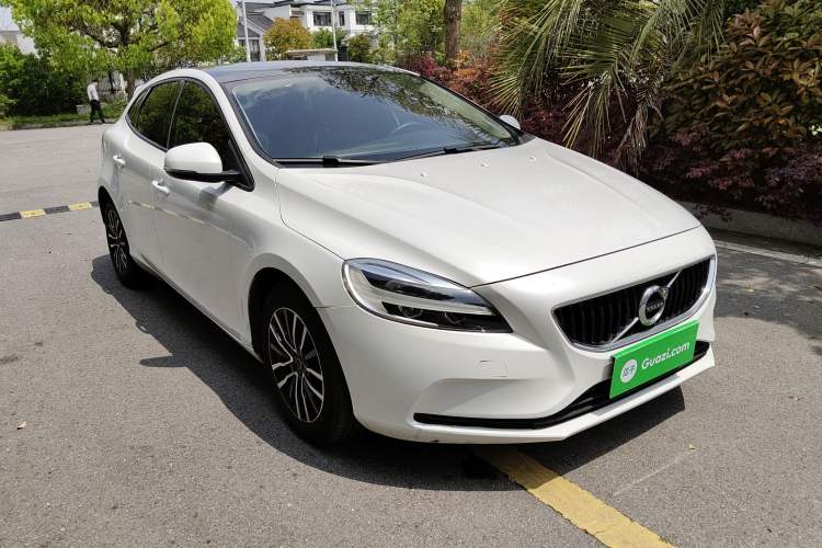 Used Volvo V40 2018 T3 Zhiyi Edition Front Right 45 Deg