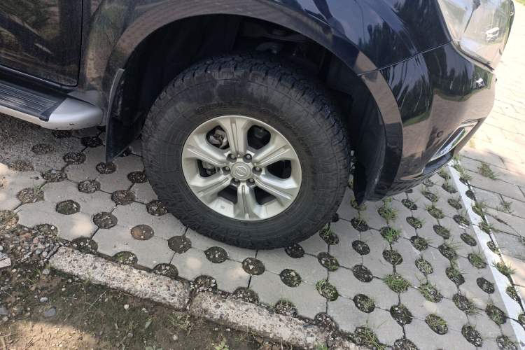 Used Nissan Navara 2017 2.5L Automatic 2WD Luxury Edition QR25
