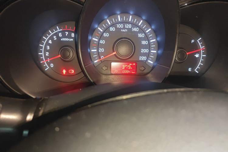 Used Kia K2 2015 Sedan 1.4L MT GLS Odometer Close Up