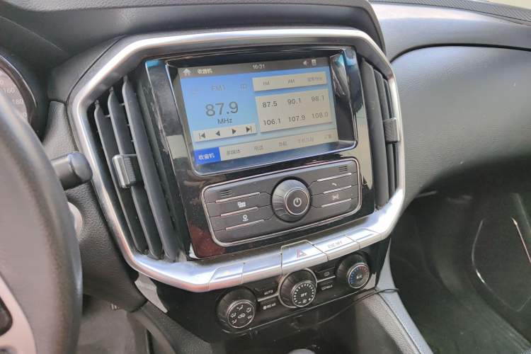 Used JMC Yusheng S350 2016 2.0T Automatic 4x4 Gasoline Luxury Version with Sunroof 7 Seats Audio And AC Panel