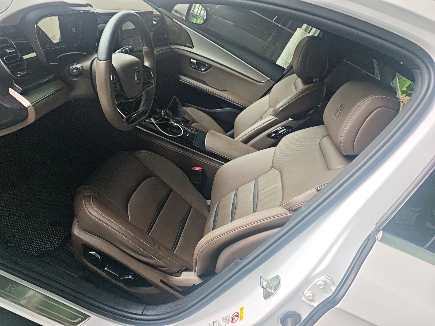 Переднее сиденье в автомобиле