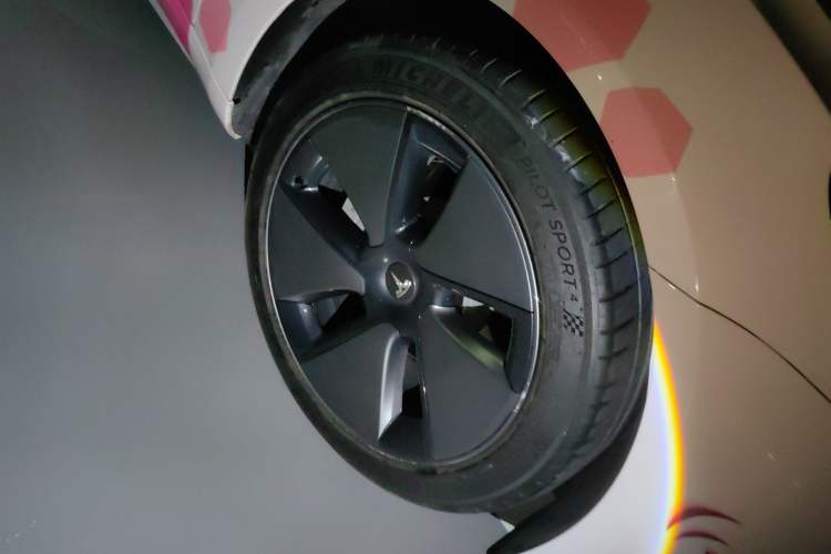 Used Tesla Model 3 2022 Rear-Wheel-Drive Version Right Front Wheel Hub