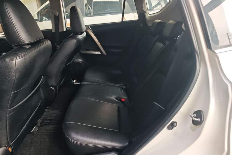 Used Toyota RAV4 2015 2.0L CVT Two-Wheel Drive Fashion Edition