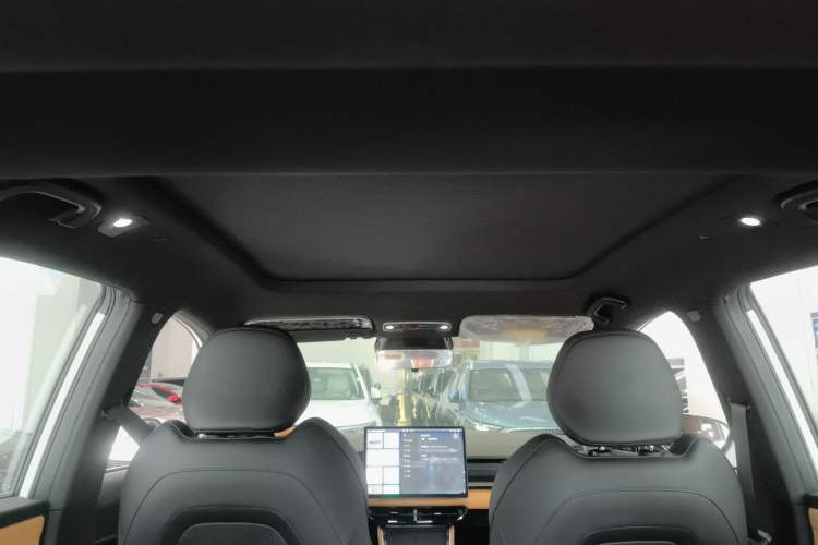 Used Livan Livan 7 2024 605 km Glory Edition