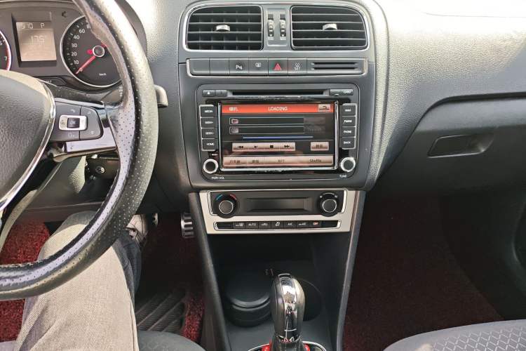 Used Volkswagen Polo 2014 1.6L Cross Polo Automatic Audio And AC Panel