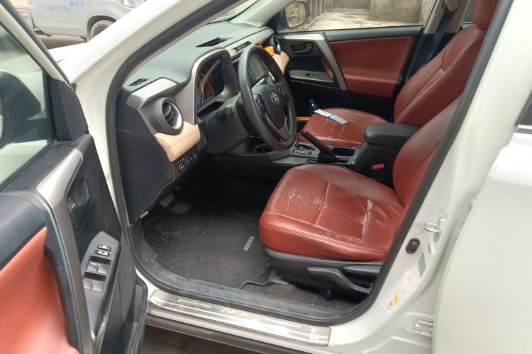 Used Toyota RAV4 2016 2.0L CVT Two-Wheel Drive Fashion Edition China V Standard Driver Seat