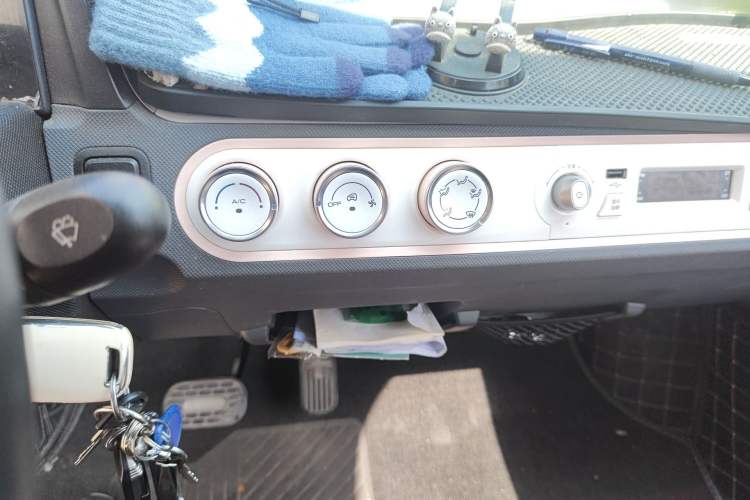 Used Wuling Hongguang MINIEV 2021 Macaron Sandwich Model 170 km Lithium Ternary Audio And AC Panel