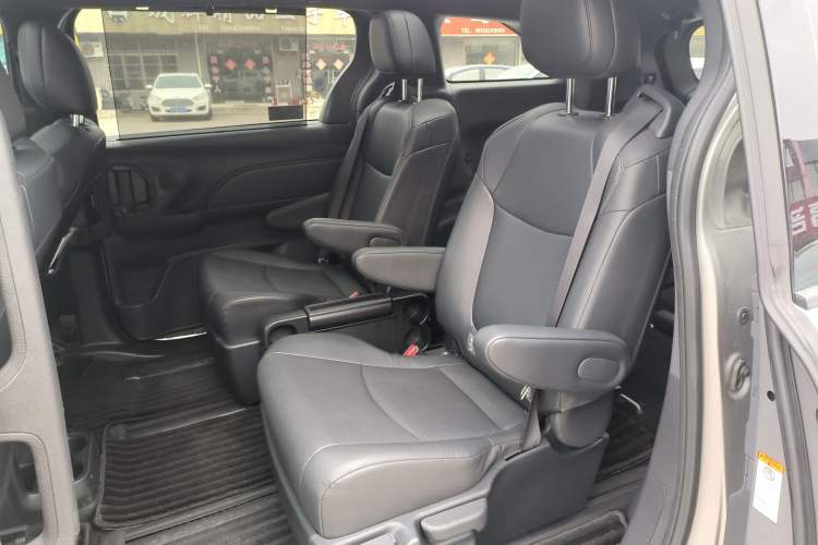 Used Toyota Granvia 2024 2.5L Hybrid Luxury Edition