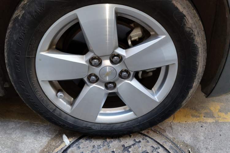 Used Chevrolet Malibu 2013 1.6T Automatic Comfort Edition Right Front Wheel Hub