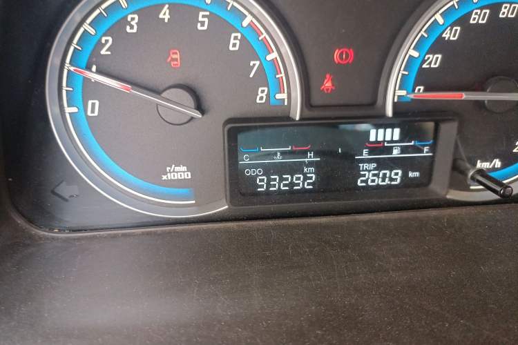 Used Baojun 730 2014 1.5L manual luxury trim 7 seats Odometer Close Up