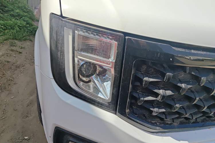 Used JMC Fushun 2023 2.0T Automatic Short-Wheelbase Low-Roof Commercial Van 2/3 Seats with Dual-Opening Tailgate Right Front Headlight