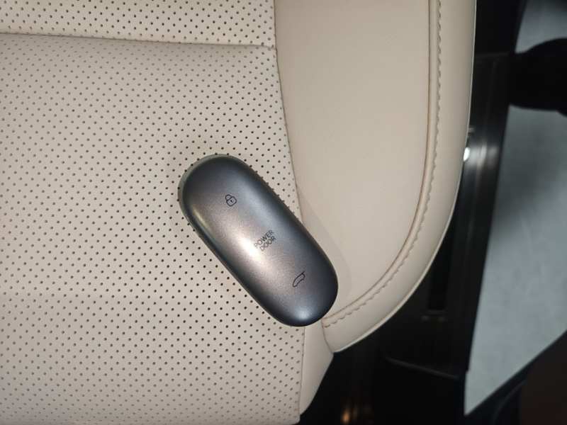 Used Li Auto MEGA 2025 Home Family Special Edition — 8