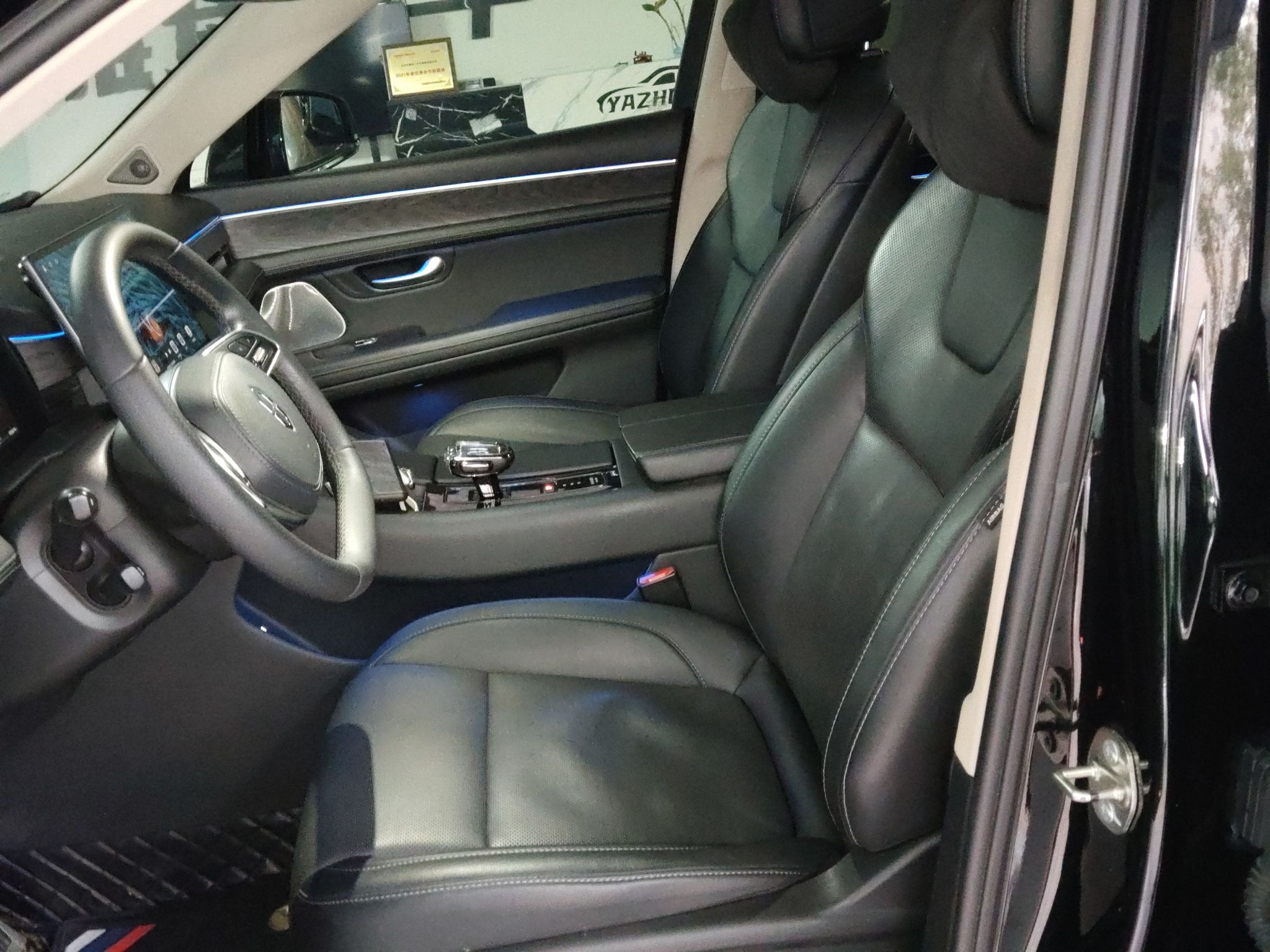 المقاعد الأمامية داخل السيارة