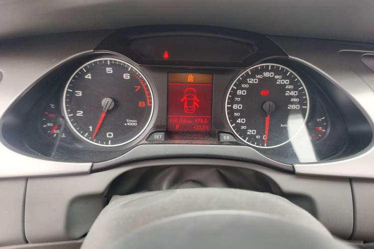 Used Audi A4L 2012 2.0 TFSI automatic Comfort trim level
