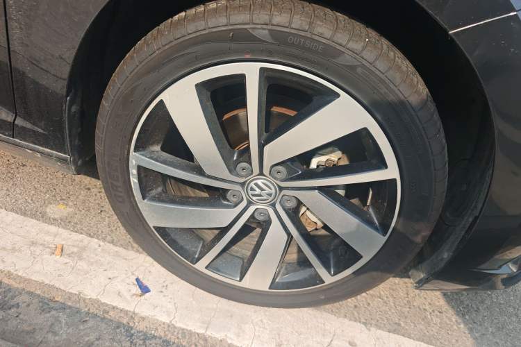 Used Volkswagen Sagitar 2021 280TSI DSG Excellence Edition Right Front Wheel Hub