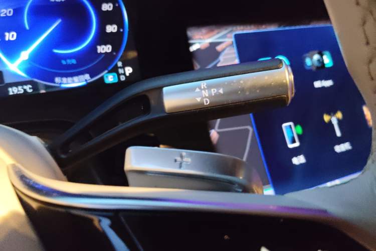 Used Mercedes-Benz EQS SUV 2023 450 4MATIC Pioneer Edition Gear Lever