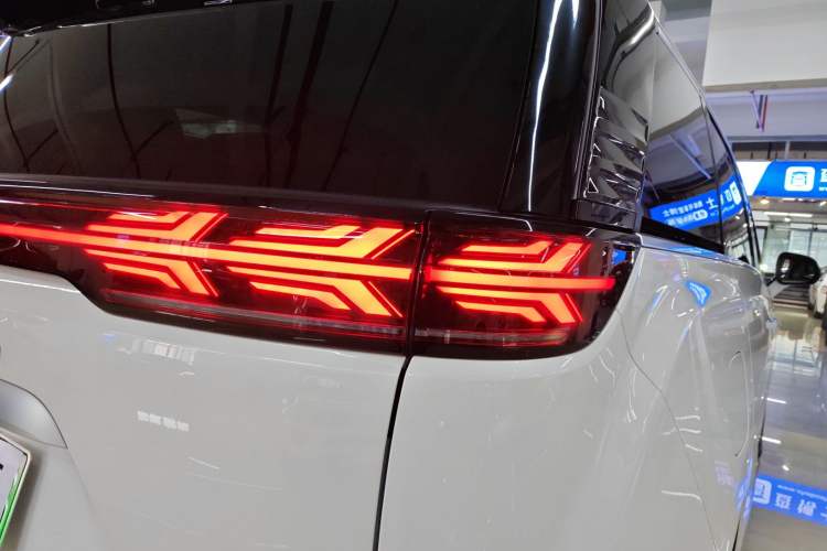 Used Denza D9 2023 DM-i 945 Business Edition