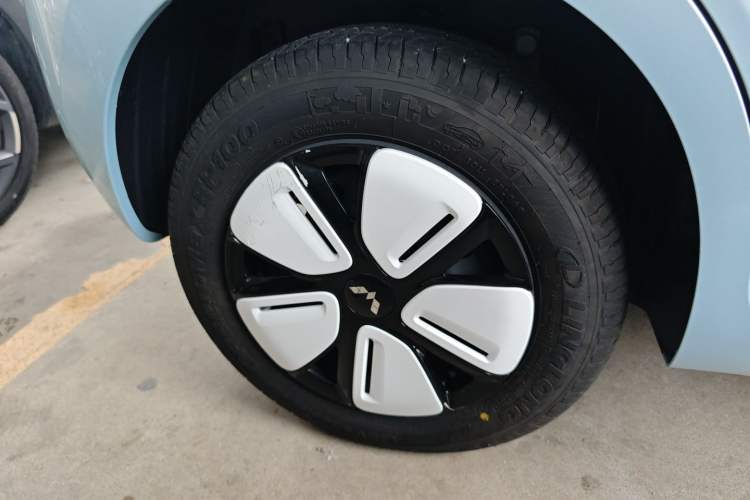 Used Wuling Hongguang MINIEV 2025 Four-Door Version Advanced Edition Right Rear Wheel Hub