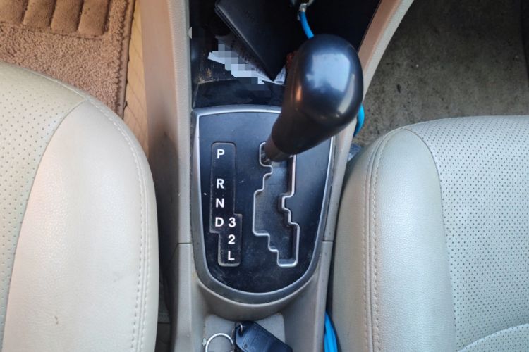 Used Hyundai Verna (older generation) 2014 1.4L Automatic Smart GLS Gear Lever