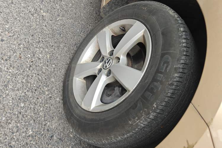 Used Volkswagen Lavida 2013 1.6L Automatic Fashion Edition Right Front Wheel Hub