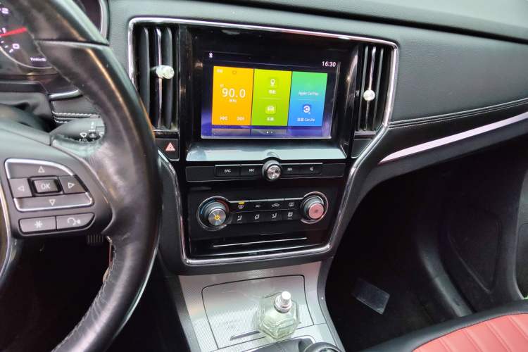 Used Roewe RX5 2016 Revised Version 20T Two-Wheel Drive Manual Transmission Luxury Edition
