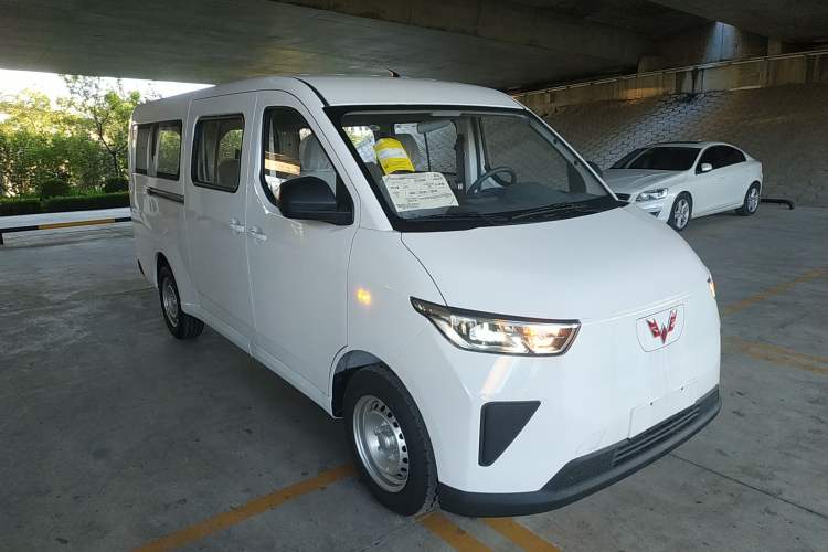 Used Wuling Yangguang 2024 300KM Comfort Version Passenger Van 75kW