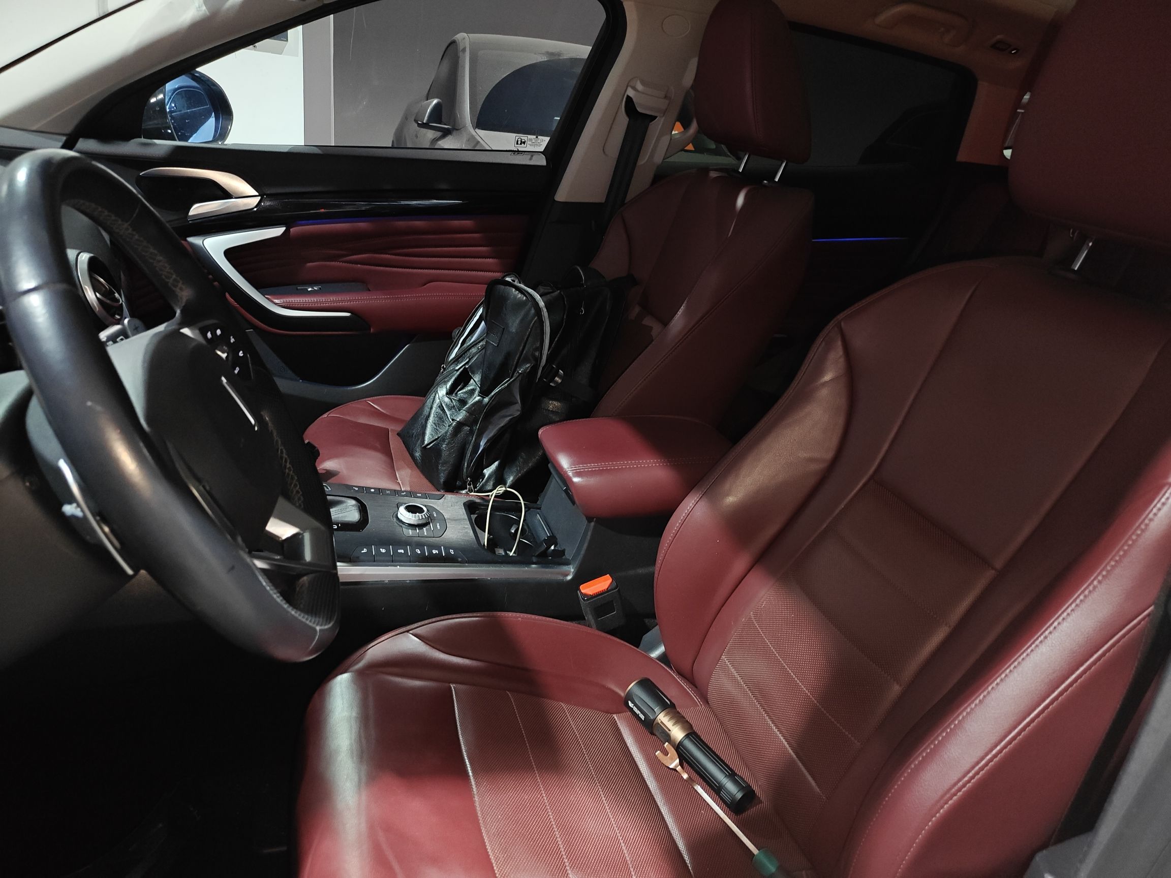 المقاعد الأمامية داخل السيارة