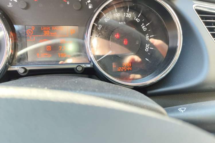 Used Peugeot 3008 2013 1.6THP Automatic Prestige Edition Odometer Close Up