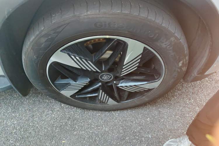 Used BYD Tang New Energy 2024 DM-i Glory Edition 112KM Prestige Model Right Front Wheel Hub