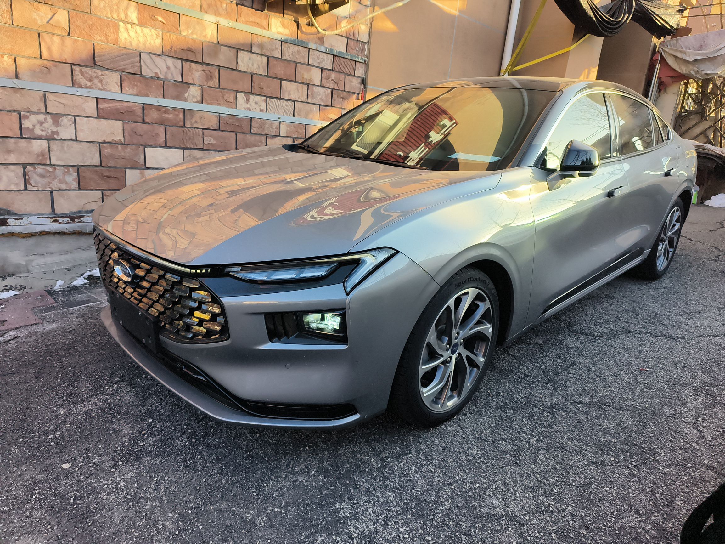 Под передней частью автомобиля