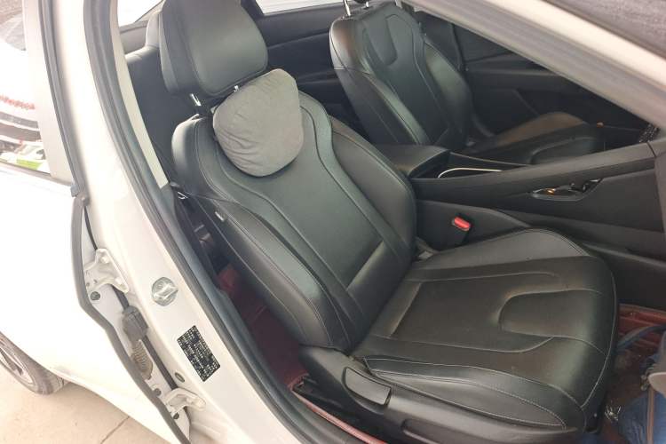 Used Hyundai Elantra 2021 1.5L CVT LUX Prestige Edition Right Front Seat