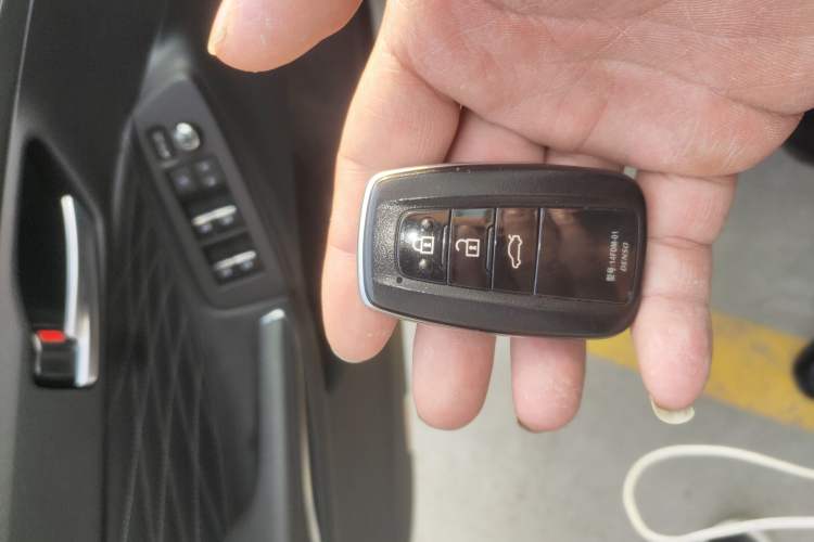 Used Toyota Avalon 2019 Dual-Engine 2.5L XLE Prestige Version China VI Standard
