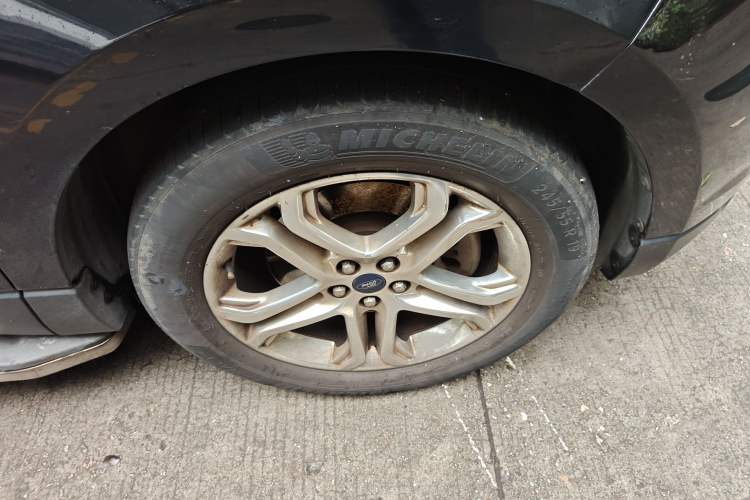 Used Ford Edge 2015 2.0T GTDi Two-Wheel-Drive High-Line Version
