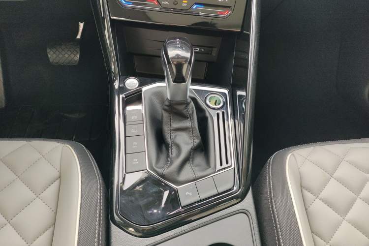 Used Volkswagen Tayron 2023 300TSI Two-Wheel-Drive Luxury Plus Advanced Edition Gear Lever