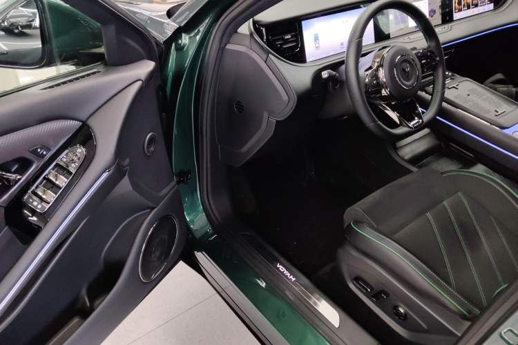 Used VOYAH FREE 2025 318 259 km All-Wheel-Drive Exploration Edition
