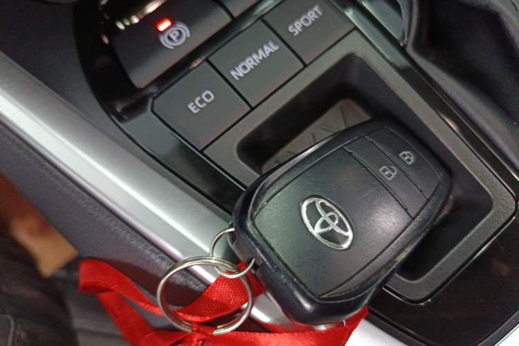 Used Toyota RAV4 2024 2.0L CVT Two-Wheel Drive Fashion Edition Vehicle Key