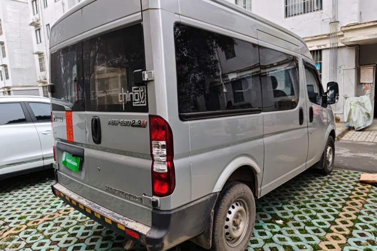 Used Dongfeng Yufeng 2020 2.3T Economy Logistics Vehicle Short Wheelbase Mid-Roof Design 5-9 Seats WP2.3