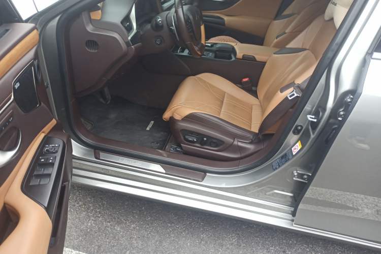 Used Lexus ES 2019 300h Millionth Anniversary Limited Edition China VI Standard
