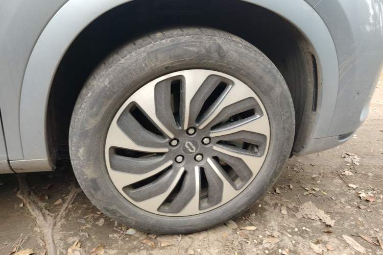 Used Hima AITO M7 2024 1.5T Rear-Drive Plus Version 5 Seats Right Front Wheel Hub