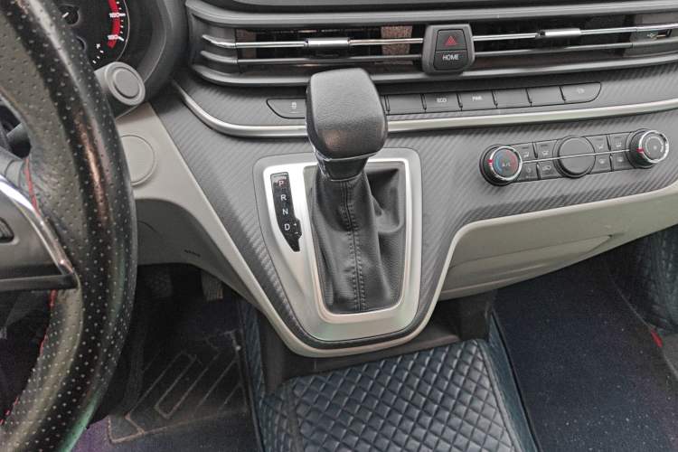 Used SAIC MAXUS Xintu V90 2022 2.0T Automatic Zhiyun King Rear-Drive Long Wheelbase High-Roof Design with Single Rear Tire—6/7 Seater
