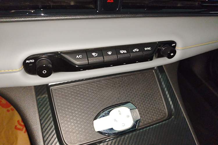 Used GAC Trumpchi EMPOW 2023 Shadow Leopard H Smart Hybrid Edition Audio And AC Panel