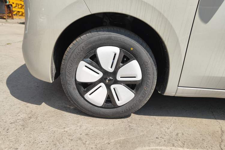 Used Wuling Hongguang MINIEV 2025 Four-Door Version Advanced Edition Left Front Wheel Hub
