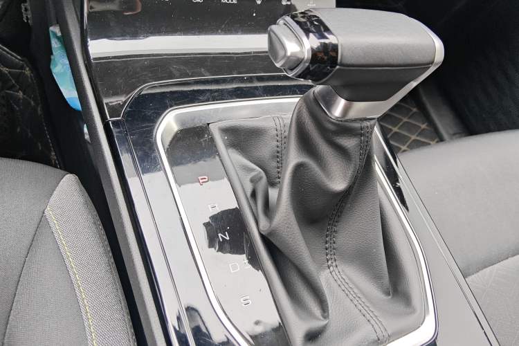Used Wuling Victory 2020 1.5T CVT Elite Model Gear Lever