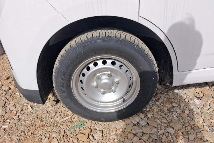 Used Wuling Yangguang 2024 300KM Comfort Version Passenger Van 75kW